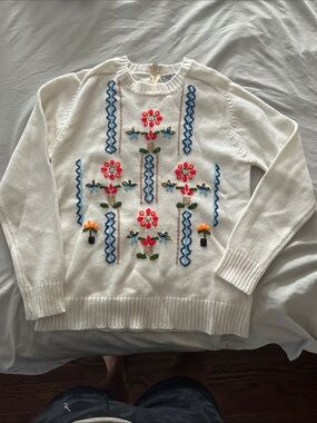 Vintage White Crewneck Sweater with Multicolor Floral Embroidery